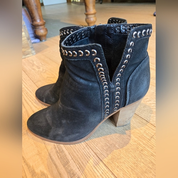 Vince Camuto | Finchie Ankle Bootie, Size 8.5 - Picture 6 of 7